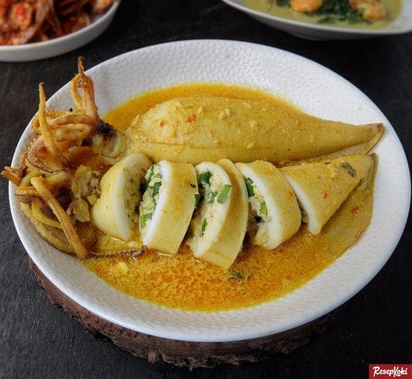 Gulai Cumi Isi Hidangan Laut Berbumbu Kaya Rempah