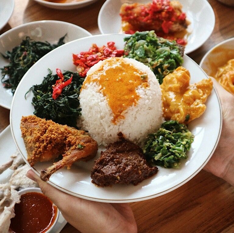 Nasi Padang Kelezatan Ikonik dari Ranah Minang Tak Tergantikan