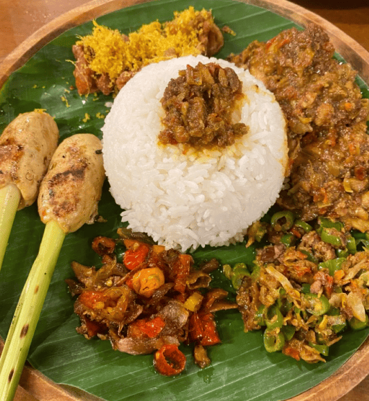 Nasi Campur Bali Paduan Rasa dan Budaya yang Melekat