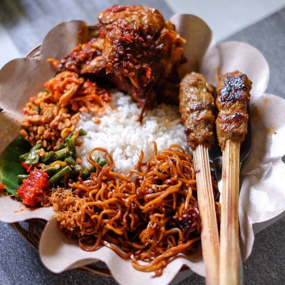 Nasi Jinggo Cita Rasa Khas Bali dalam Balutan Daun Pisang