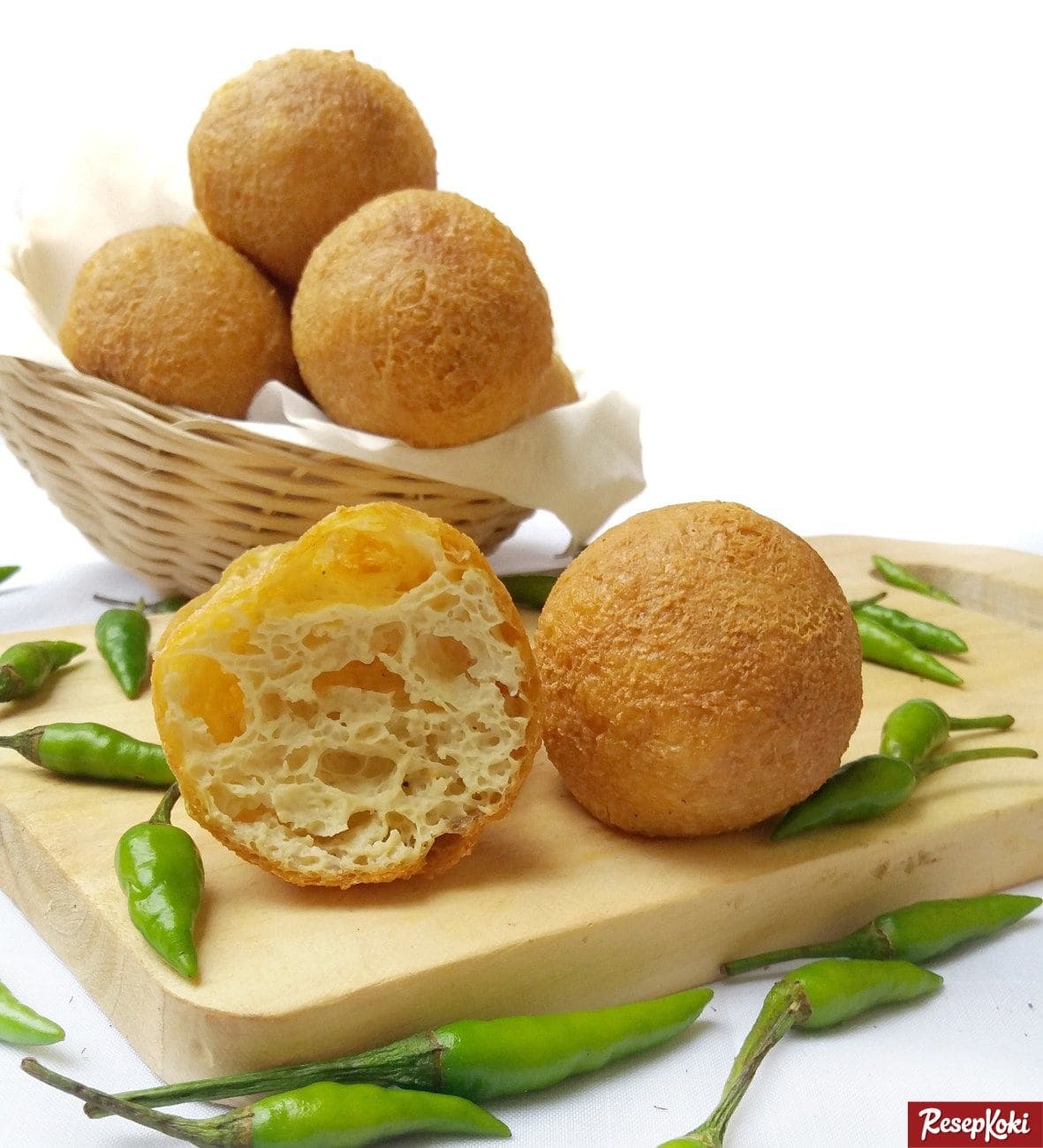 Tahu Bulat Camilan Ikonik yang Menggoda dari Gigitan Pertama