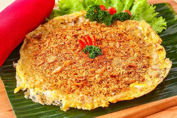 Kerak Telor: Kuliner Ikonik Betawi yang Selalu Menggoda Selera
